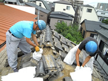 屋根修理の様子　雨漏り,屋根修理,瓦修理,棟修理,屋根葺き替え 工事はは屋根プロ１１０番 湘南ルーフ（株）グリーン・パトロール 茅ヶ崎,鎌倉,藤沢